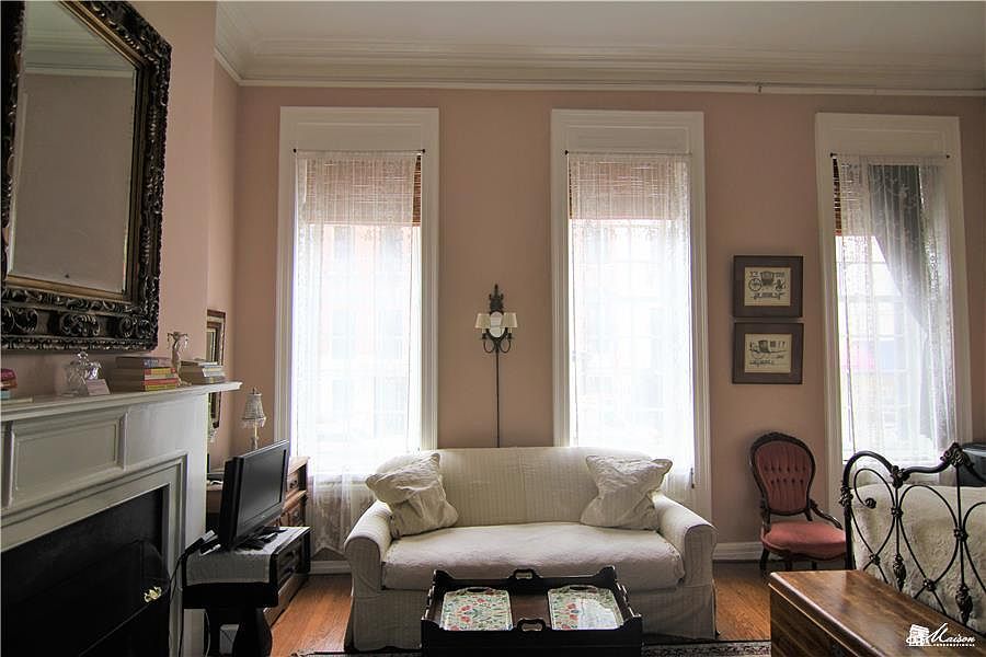 1st image of 130 E 62nd St APT 1