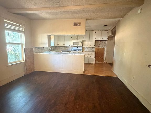 5th image of 205 S Elm St