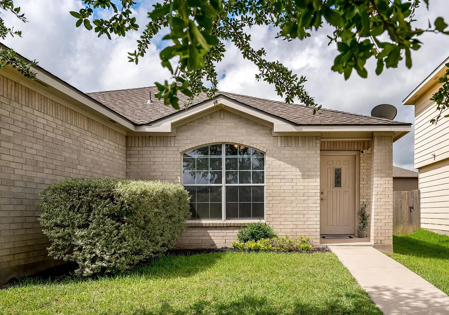 Updated 4BD/2BA Home Close to Airport, Tesla & Parks! — Photo 2