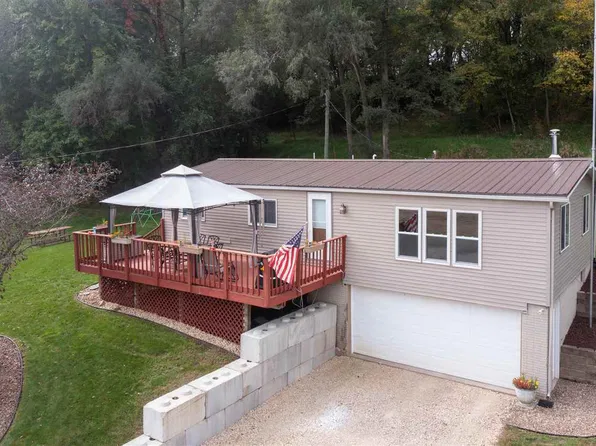 122 Cedar Park Rd, Mount Vernon, IA 52314