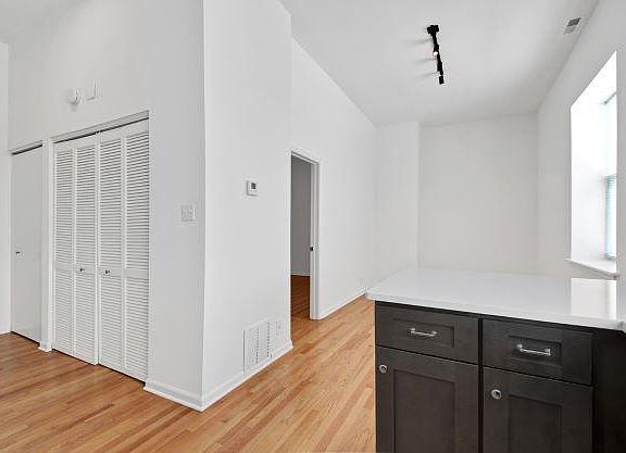 5th image of 3257 N Sheffield Ave APT 303