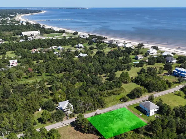 137 Oak Blvd, Waveland, MS 39576