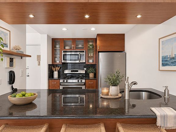 2nd image of 380 Rector Pl APT 8J
