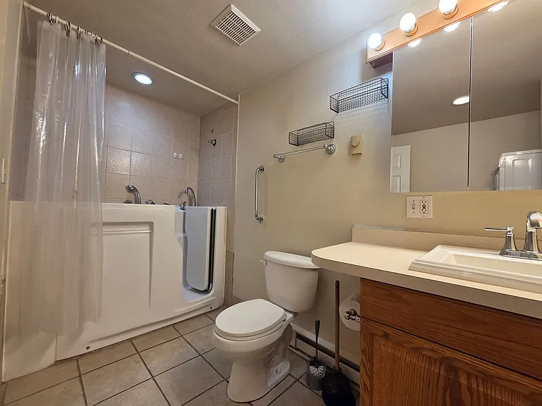 1513 1/2 S Corona Ave — Photo 4