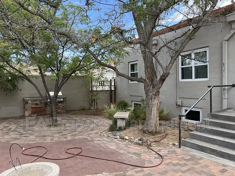 411 Wellesley Dr SE — Photo 28