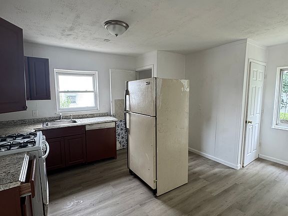 5th image of 8279 Rivard Ave