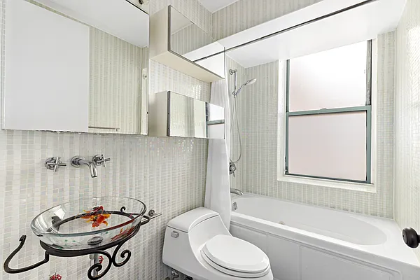 Rented by SERHANT. | media 6