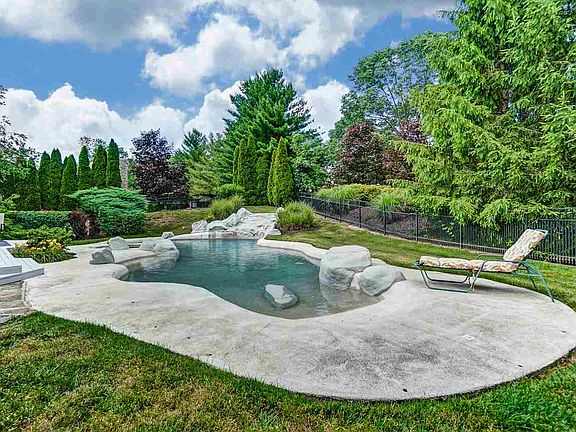 3rd image of 11300 Ross Ct