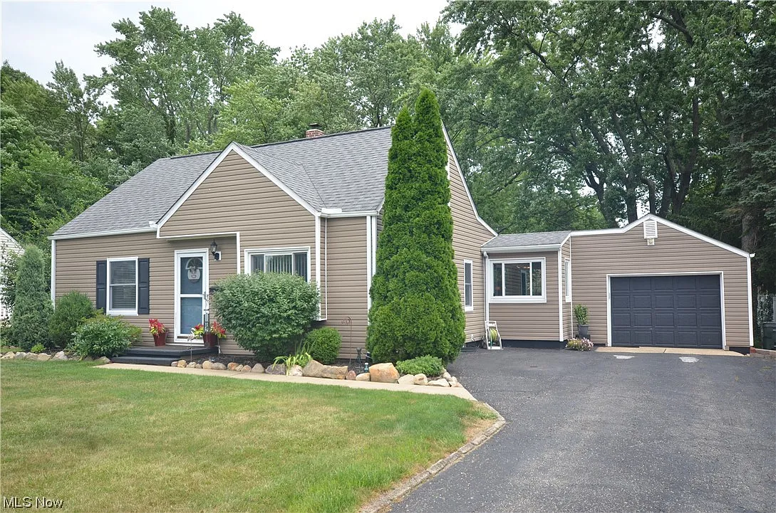 110 Stadium Dr photo 1