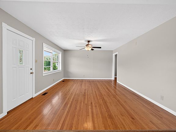 3rd image of 3084 Hardy Rd