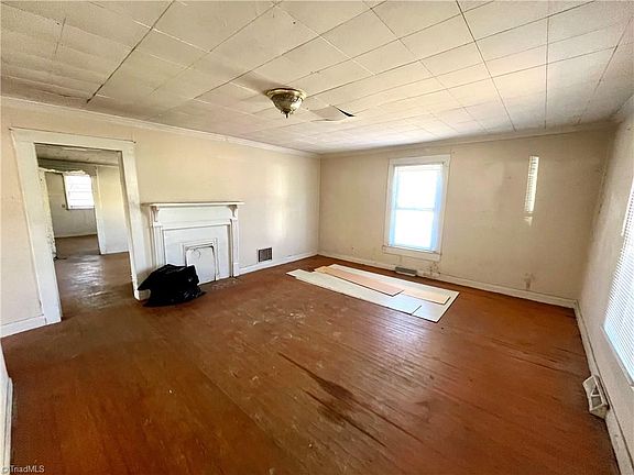 4th image of 321 Wood St