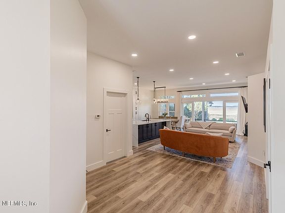 5th image of 188 KINGSTON Drive