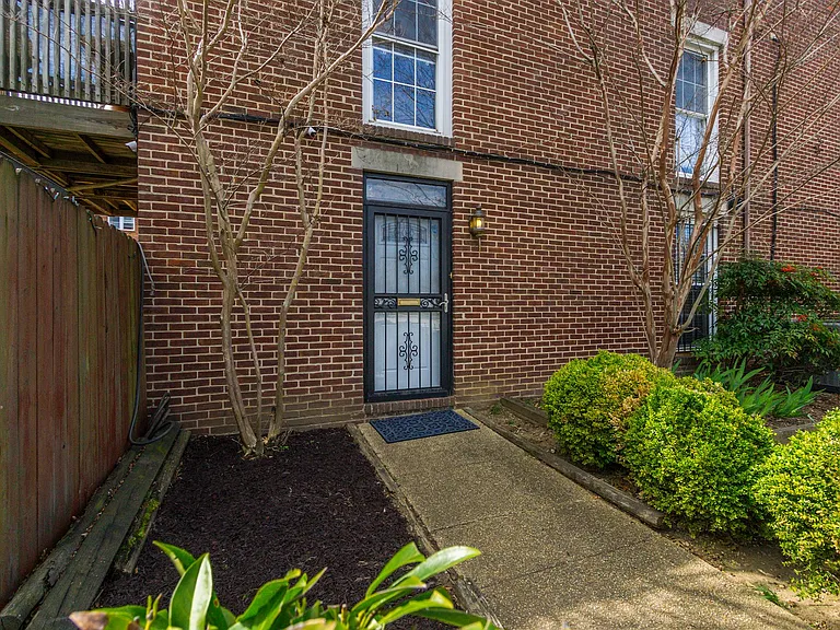 E Capitol St SE — Photo 19