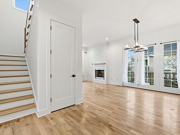 4th image of 131 Fain St