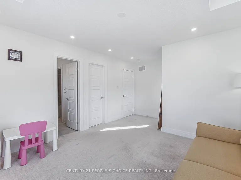 744 E Kennedy Cir W #UPPER — Photo 37