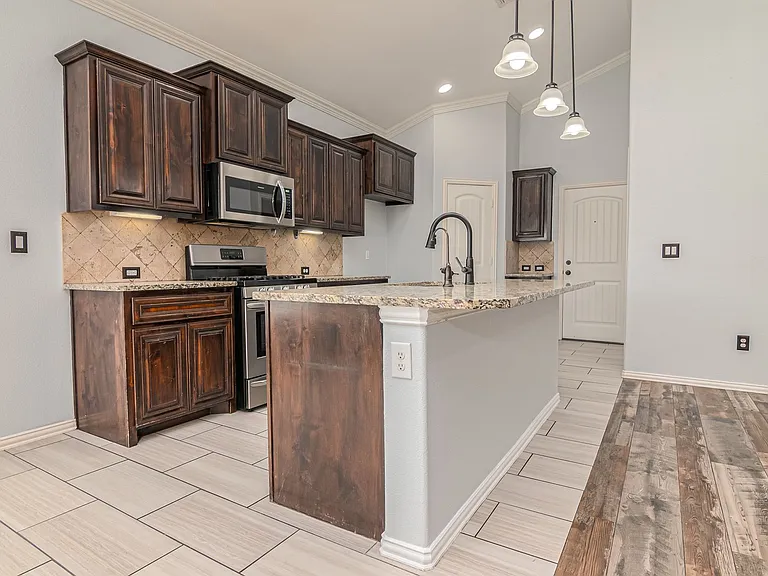 6408 Hall Of Fame Blvd — Photo 11