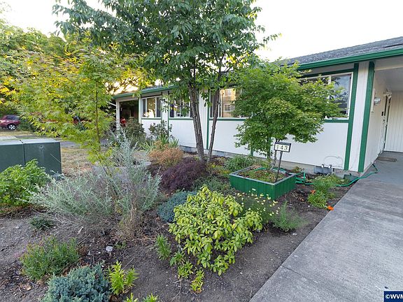 3rd image of 143 SW Wake Robin Ave