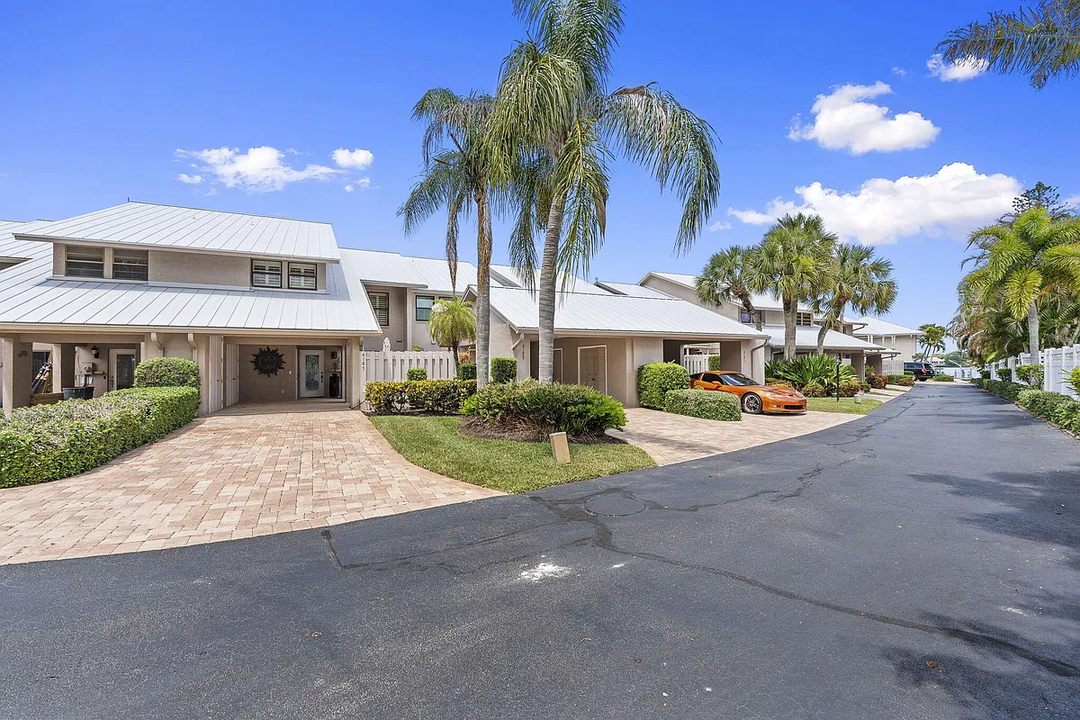 Building Photo - 4189 SE Saint Lucie Blvd