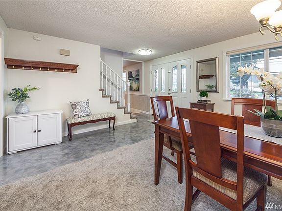 Formal dining room / entry