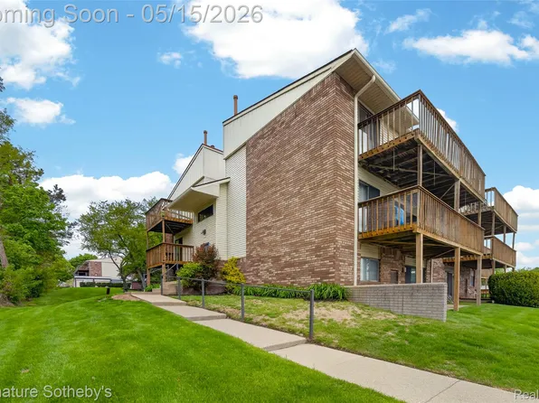 875 S Pontiac Trl #B208, Walled Lake, MI 48390