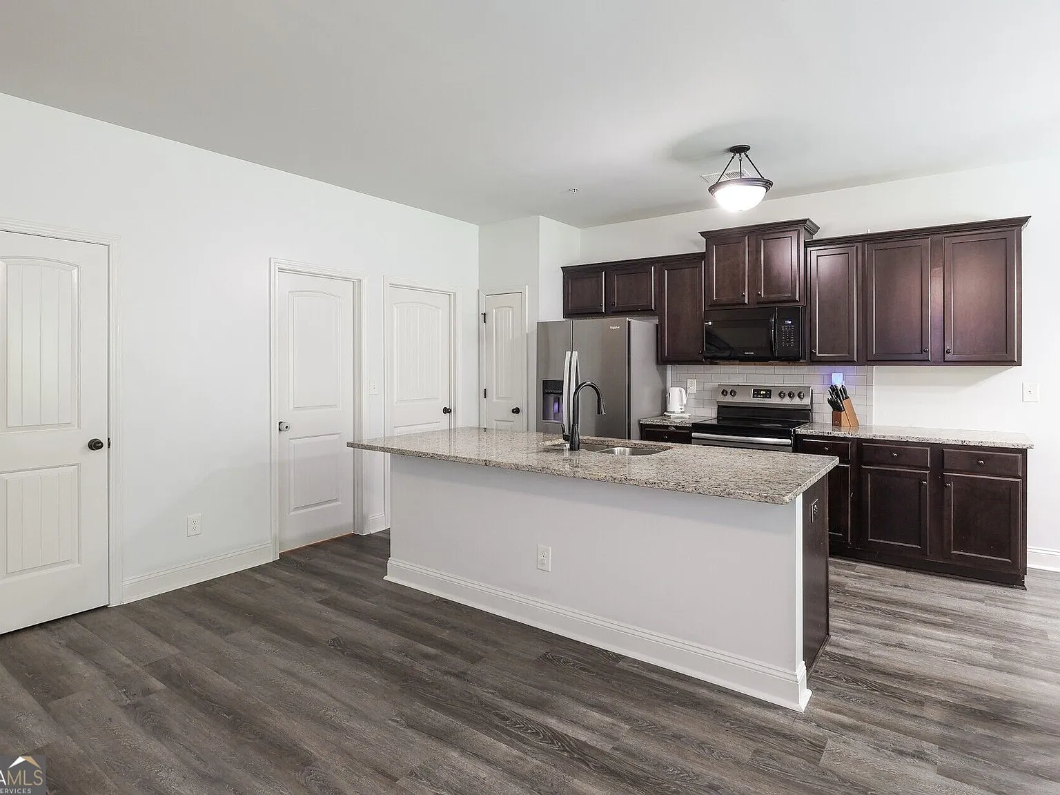4 bed, 2.5 bath, 2080 sqft, $2,350 — Photo 2