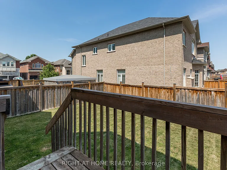 8 Monarch Dr — Photo 40