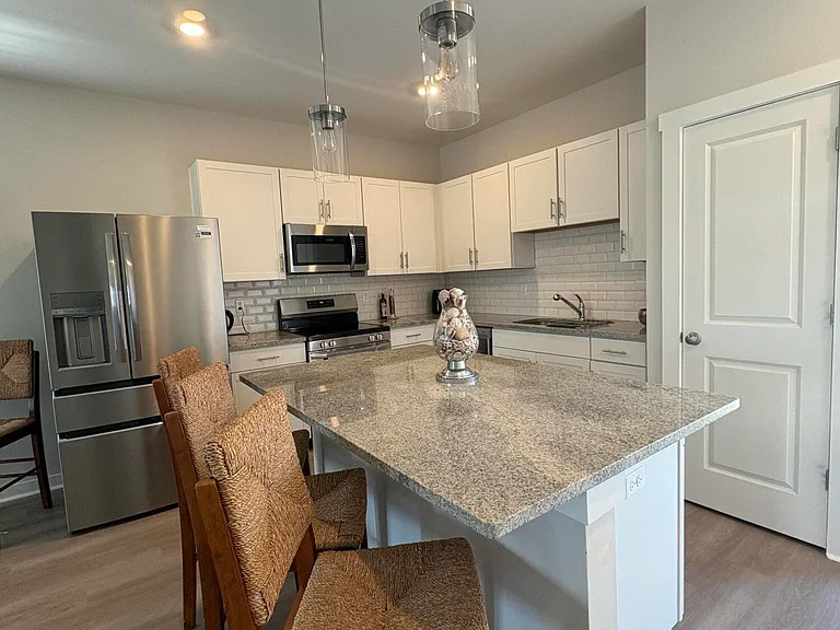 2413 Rushes Ave — Photo 4