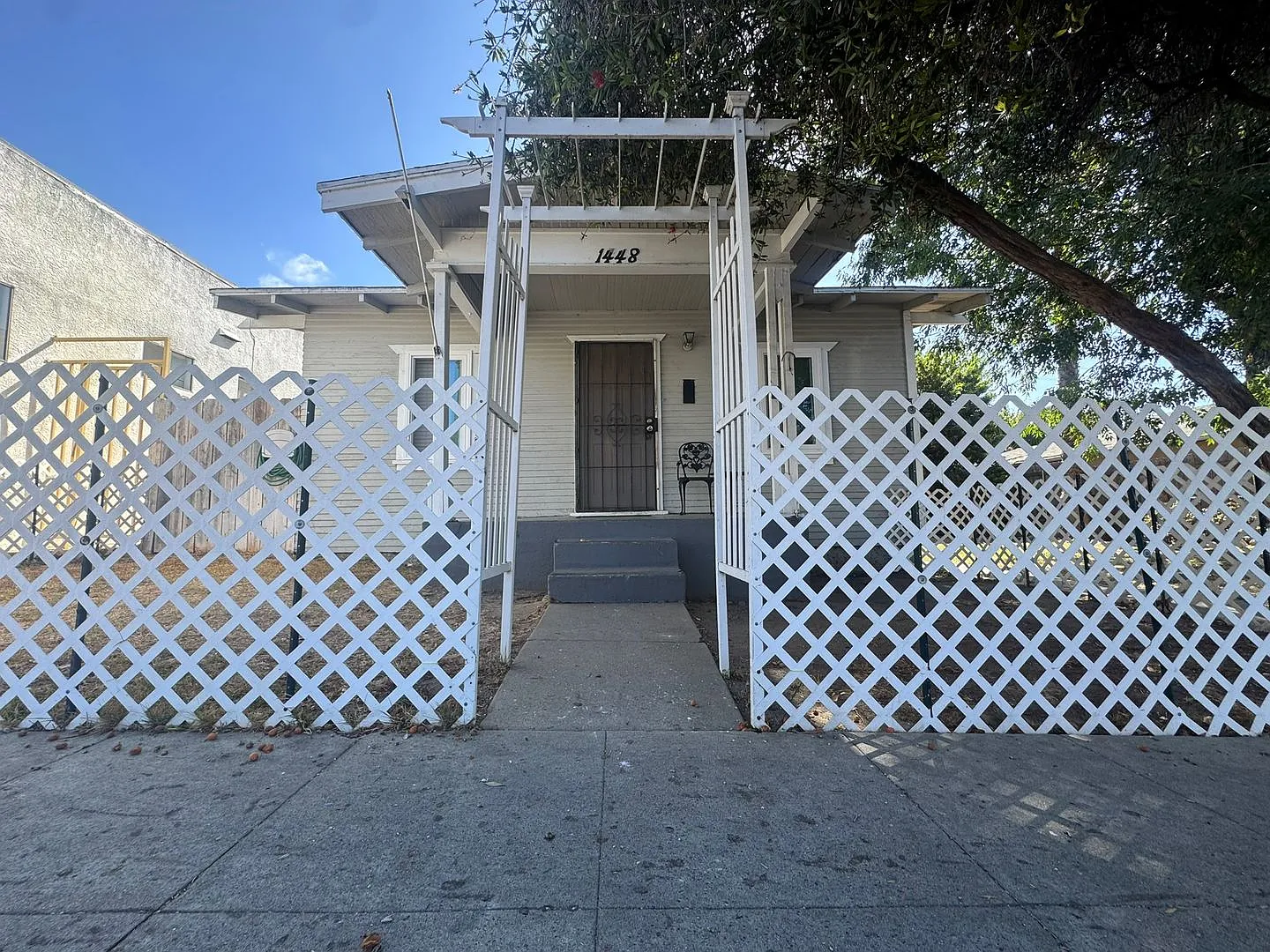 $2,195! Beautifully Remodeled 1-Bedroom Home with Bonus Room! 90804! — Photo 1