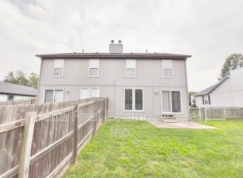 3 bed, 2.5 bath, 1406 sqft, $2,105 — Photo 2