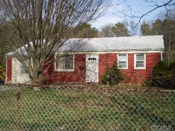 1729 N Thompson Dr, Bay Shore, NY 11706