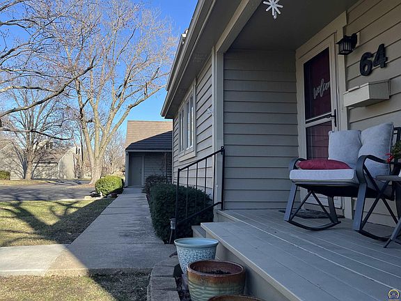 4th image of 64 SW Pepper Tree Ln