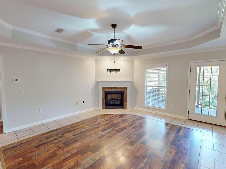 109 Mohegan Dr — Photo 2