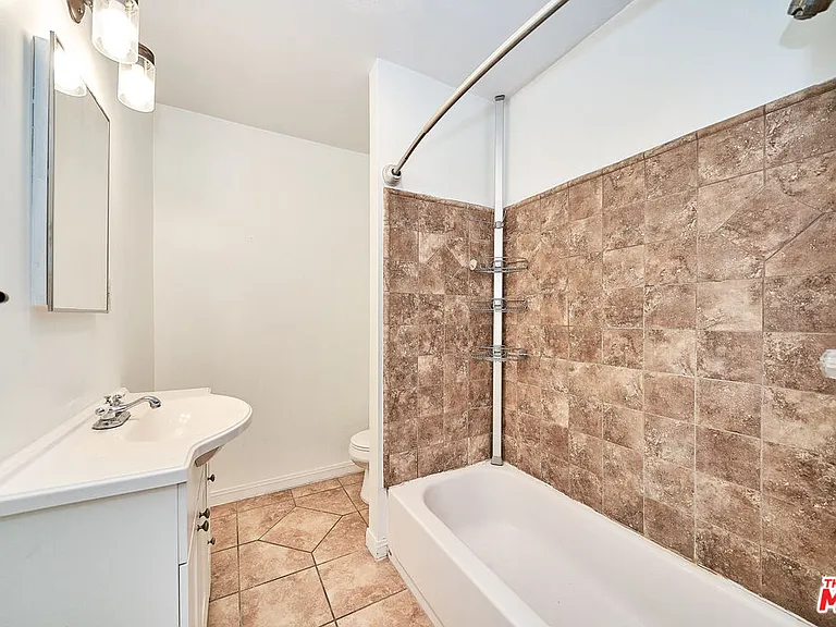 1329 S Tremaine Ave — Photo 19