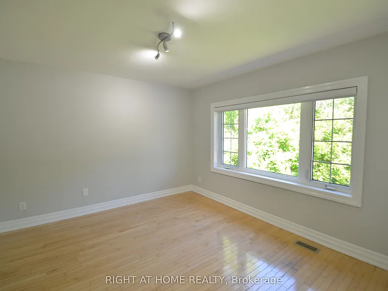 526 Poplar Ave — Photo 2
