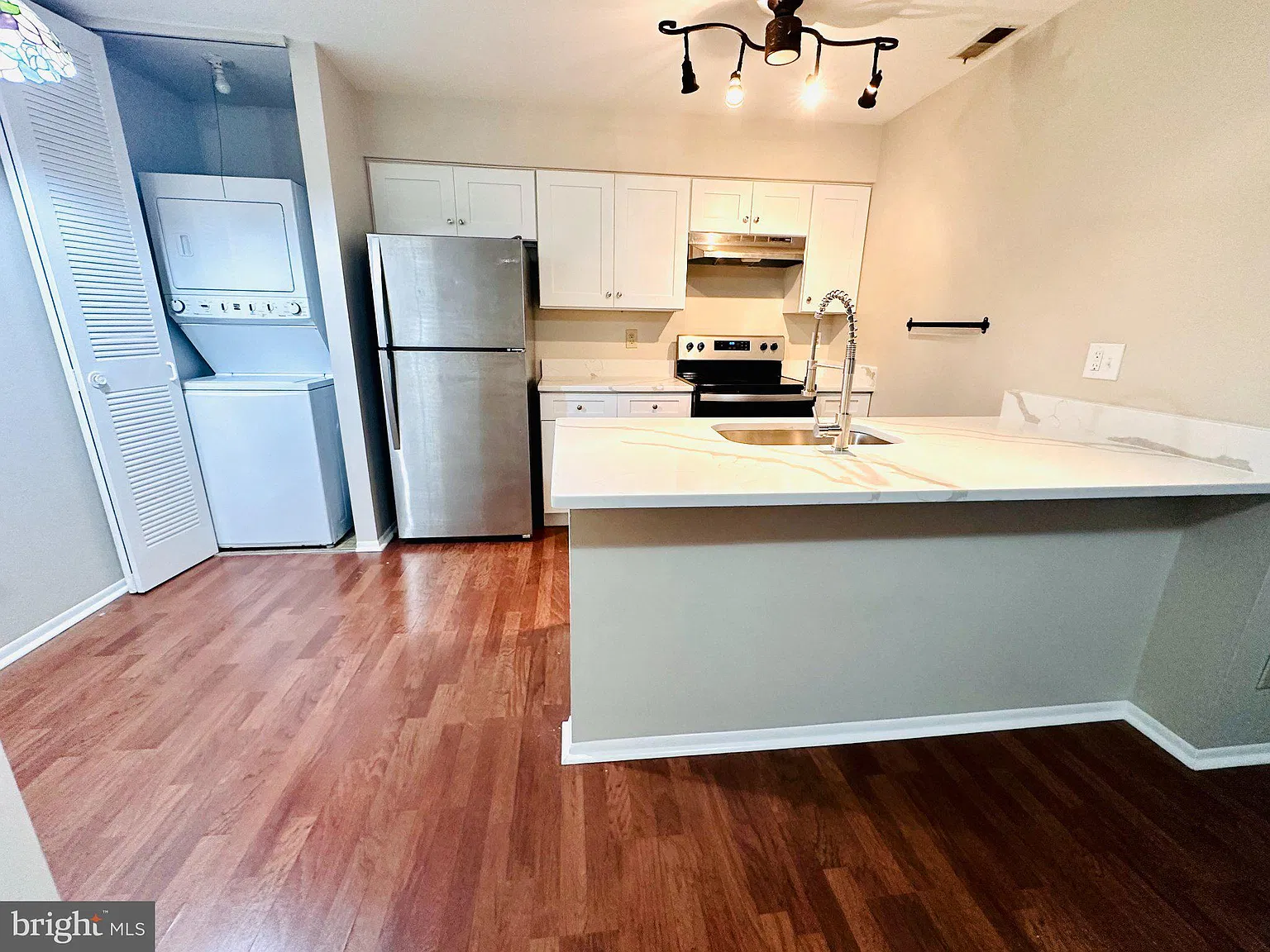 2 bed, 2.0 bath, 812 sqft, $2,050 — Photo 2