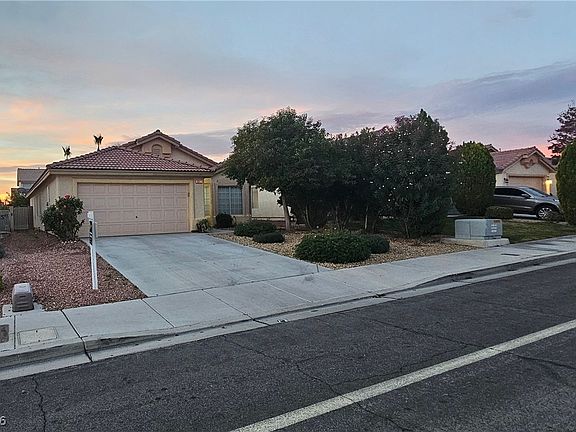 5th image of 5017 W El Campo Grande Ave