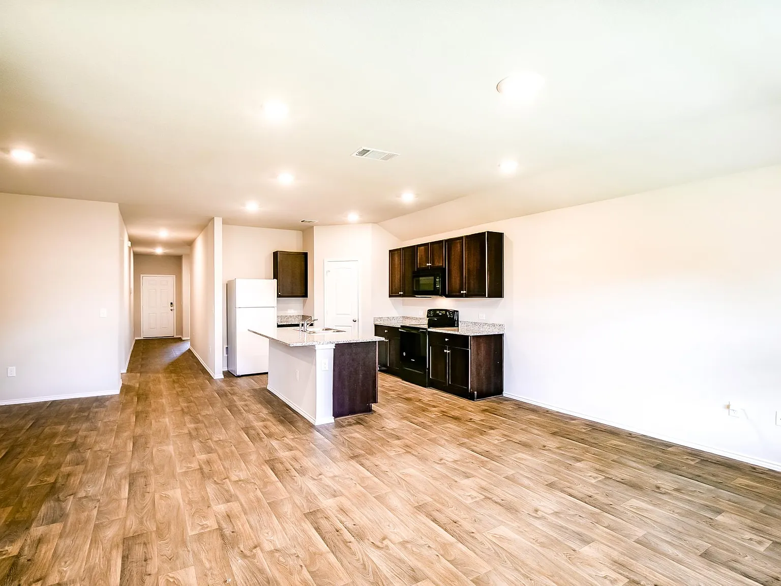 4 bed, 1832 sqft, $2,000 — Photo 2