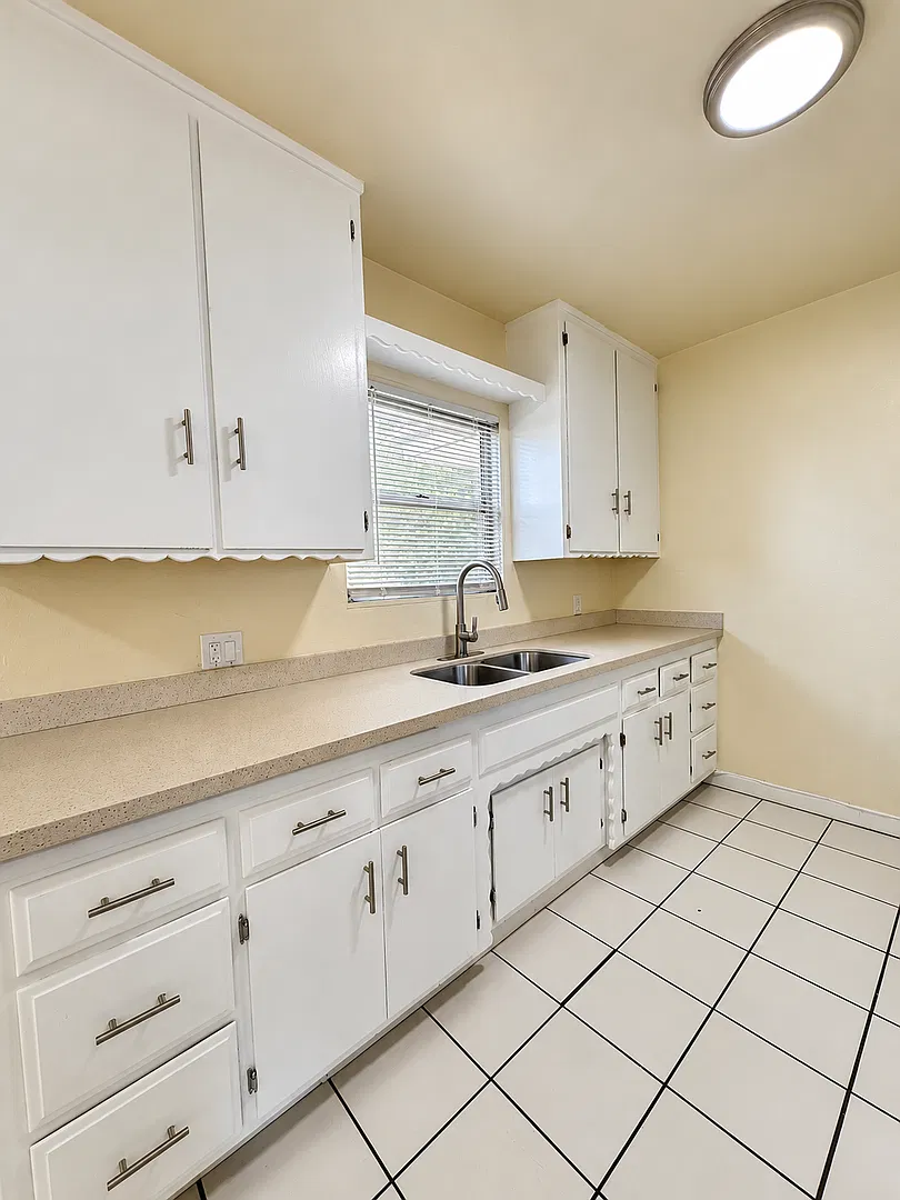 917 Centinela Ave — Photo 4