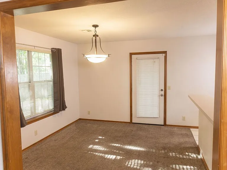 304 Eccell Ct — Photo 6