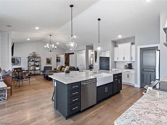 5th image of 482 Amberley Dr