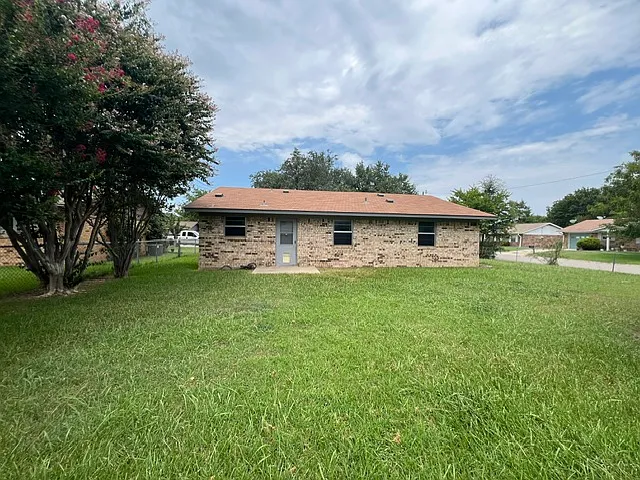 1512 Patricia Dr — Photo 2