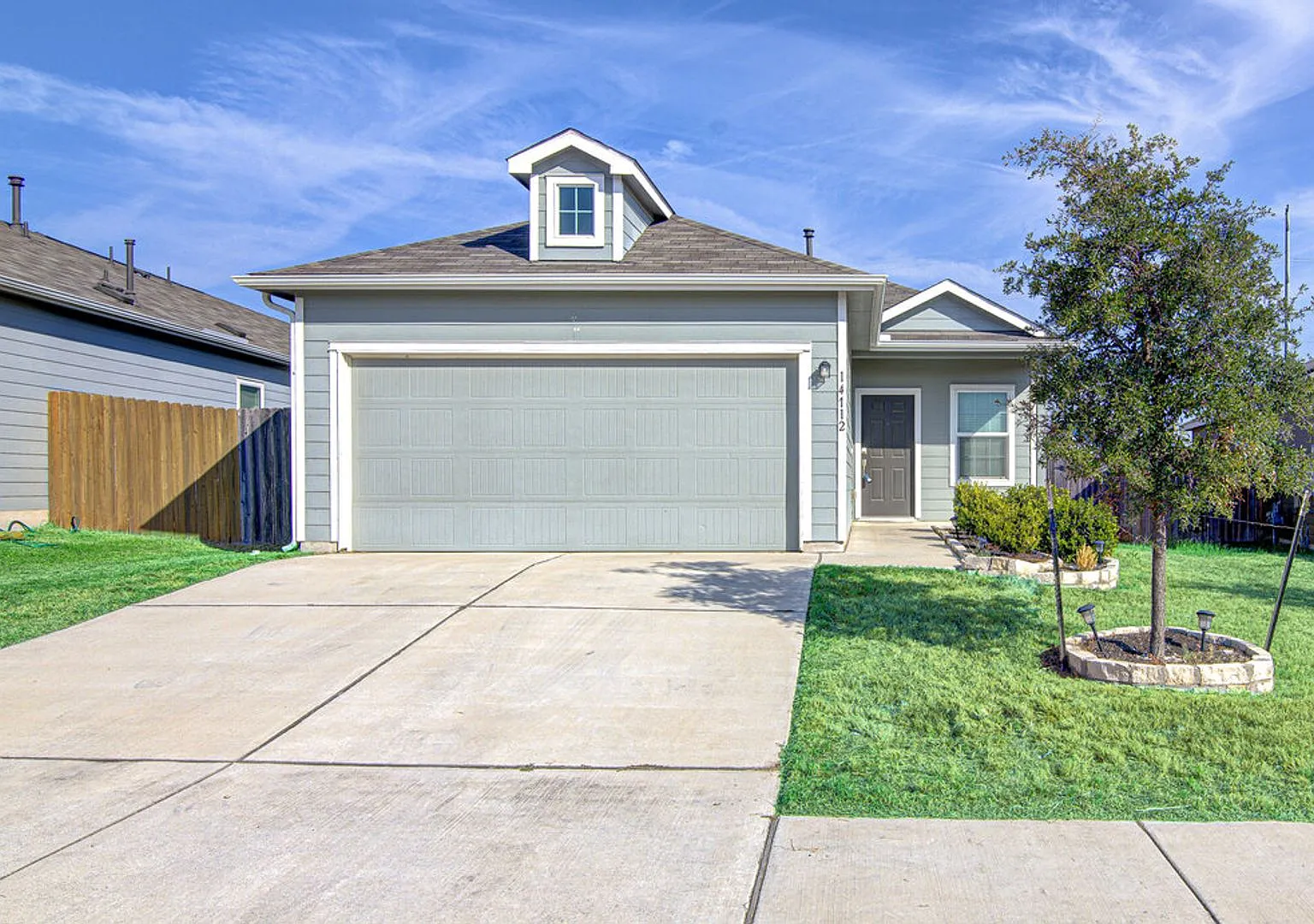 Charming 3 Bedroom Home with Spacious Fenced Backyard & Community Pool in Pflugerville! — Photo 1