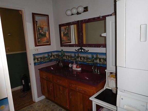 Double sink in bathroom