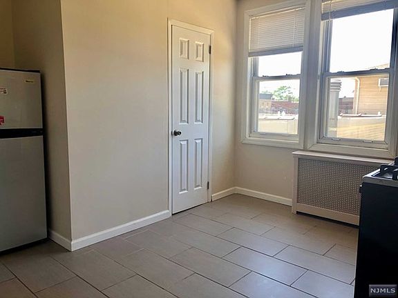 4th image of 241 Macarthur Ave #2R