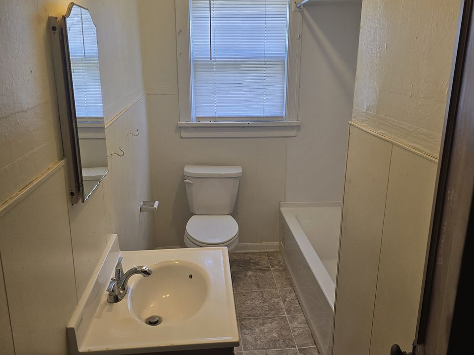 1st image of 2528 Lincoln St