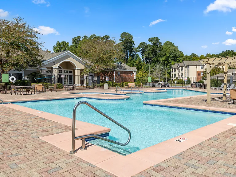 Sunset Pointe Apartments — Photo 30