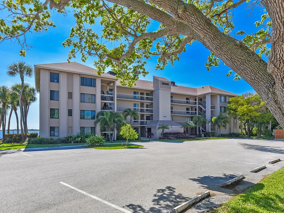 4440 NE Sandpebble Trce #104