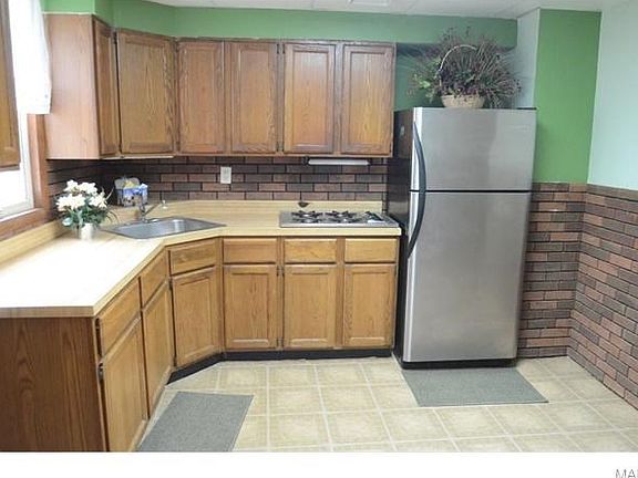 Nice kitchen with plenty of natural light!