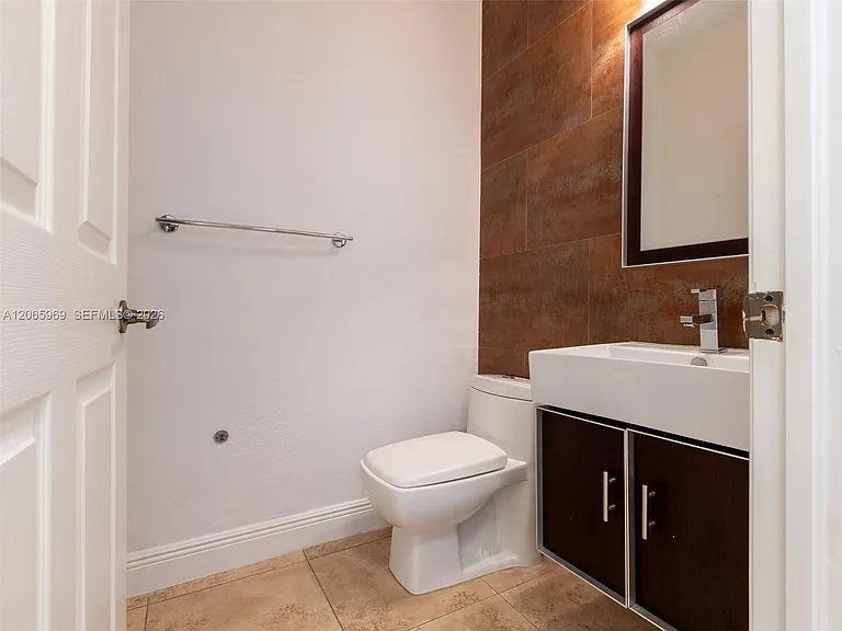 11406 NW 76th Ter #11406 — Photo 14