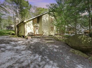 221 Little Pond Cir, Pocono Pines, PA 18350